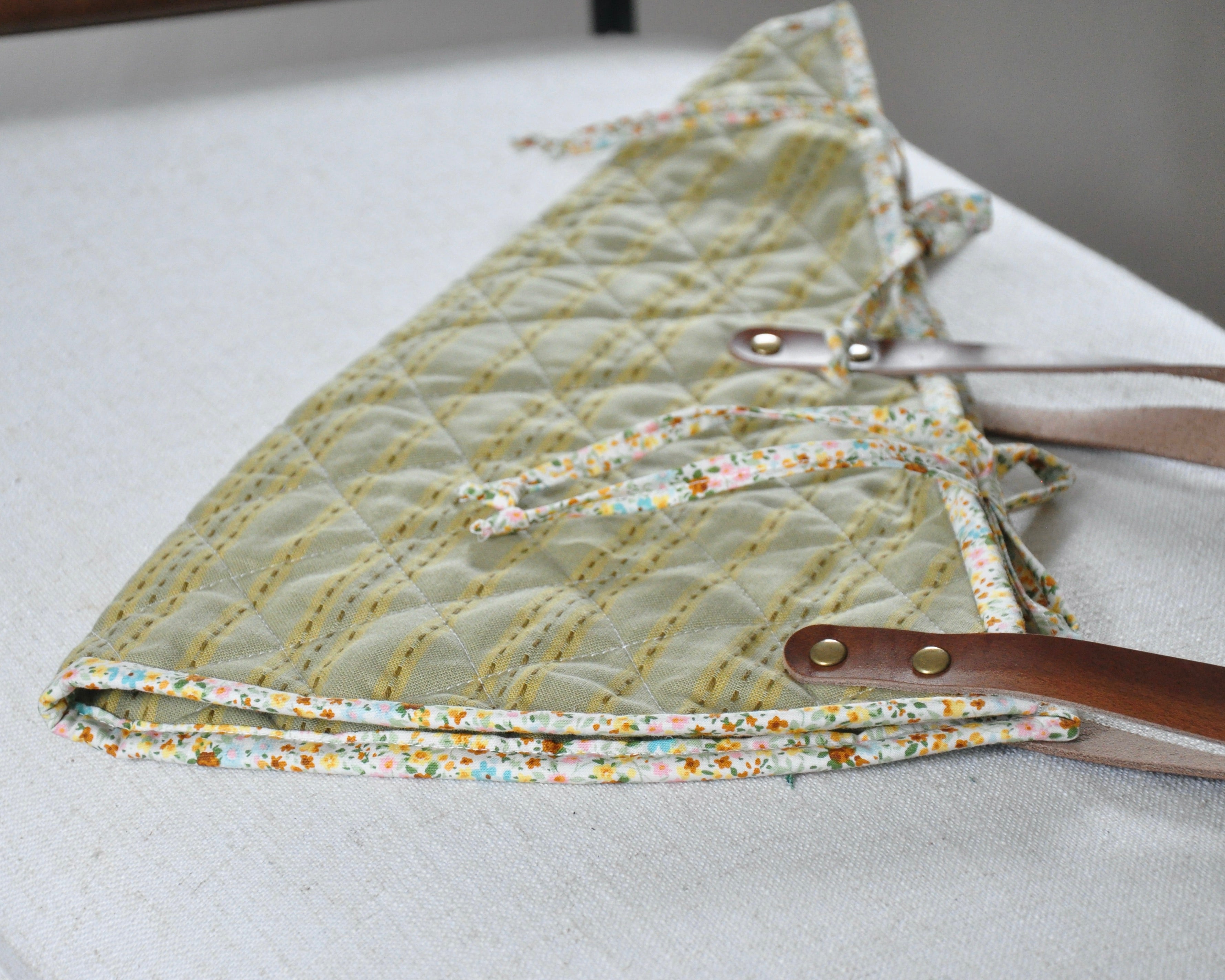 Handmade vintage quilt bouquet bag with leather straps / flower bouquet market bag carrier 